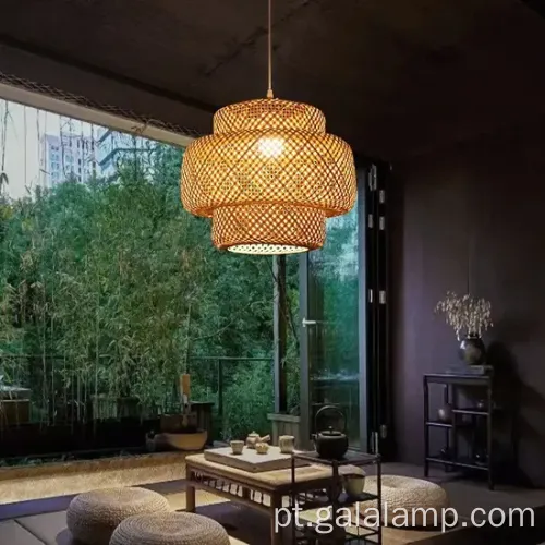 Lustre grande de rattan com sombra de tecido